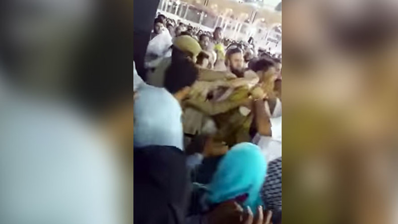 Saudi man makes bizarre attempt to set himself ablaze in front of Kaaba (VIDEO)