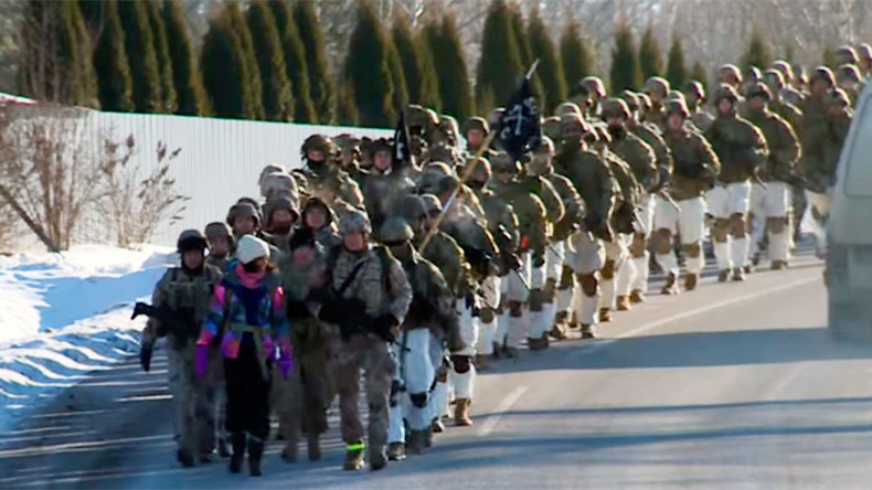 US troops march through Latvian town, woo border guards with arms & equipment (VIDEOS)