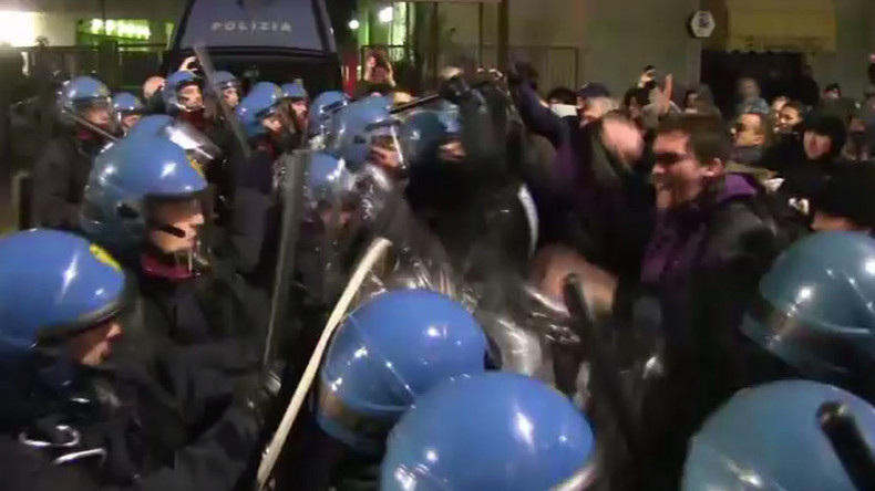 Italian anti-fascist protesters clash with police outside far-right gathering (VIDEO)