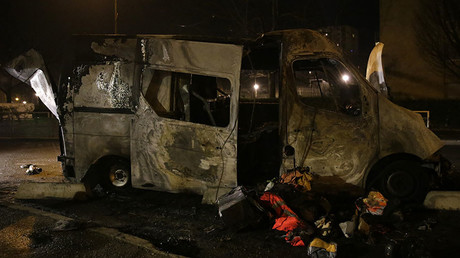 Reporter attacked, 2 cars burned out as anti-police protests rage on in Paris suburbs (VIDEO)