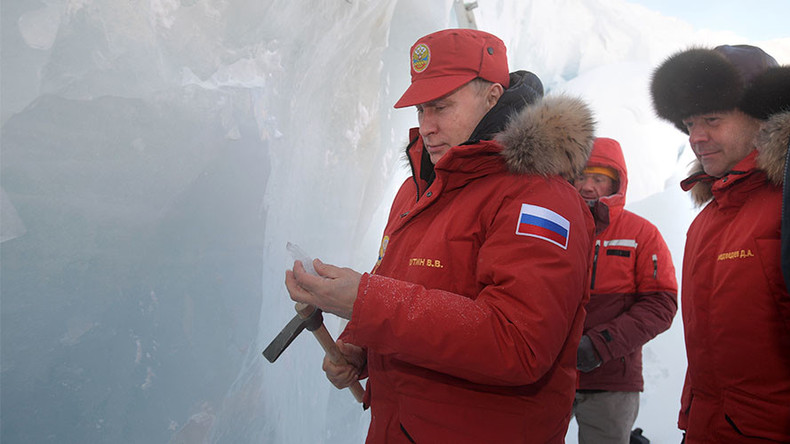 Putin grabs ice pick, carves out shards from glacier in Arctic Russia (VIDEO, PHOTOS)