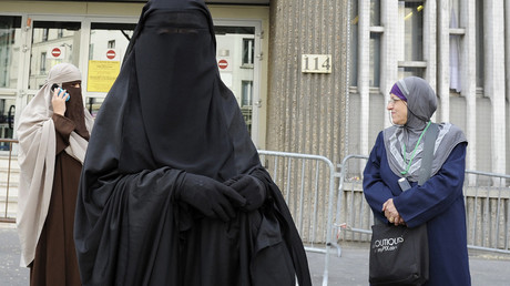 Juncker’s party calls for EU-wide ban on Muslim veil 