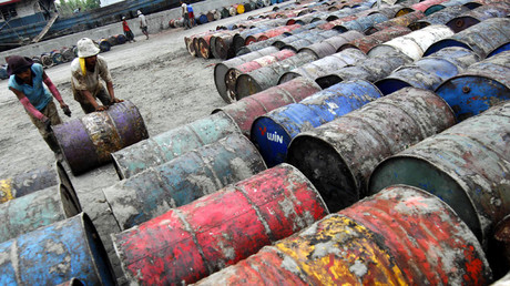 Oil recovers from month low, but market optimism fading away