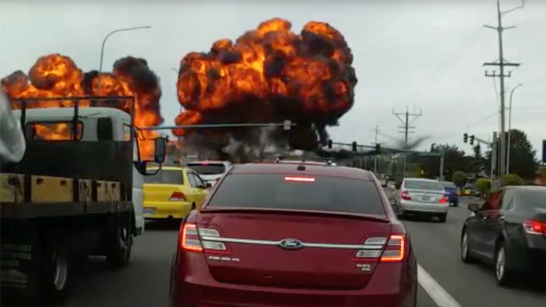Fireball freeway: Crashing plane snaps power lines, nobody dies (VIDEO)