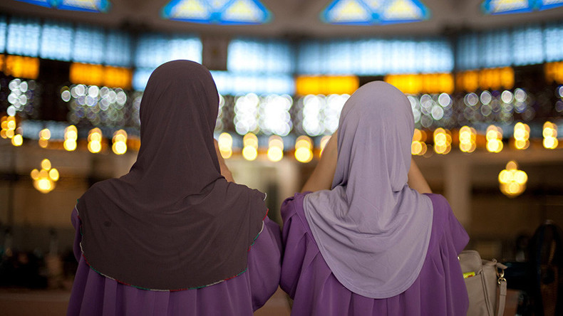 Dutch lawmakers say no to police officers wearing headscarves 
