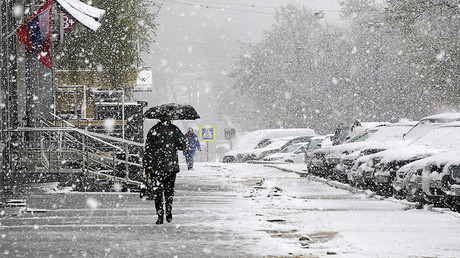 Snow covers Moscow ahead of V-Day parade, on track to break 1922 precipitation record (PHOTOS)