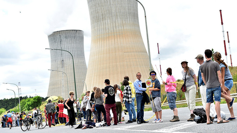 50,000 protesters form 90km human chain to demand closure of aging Belgian nuclear reactors (VIDEO)