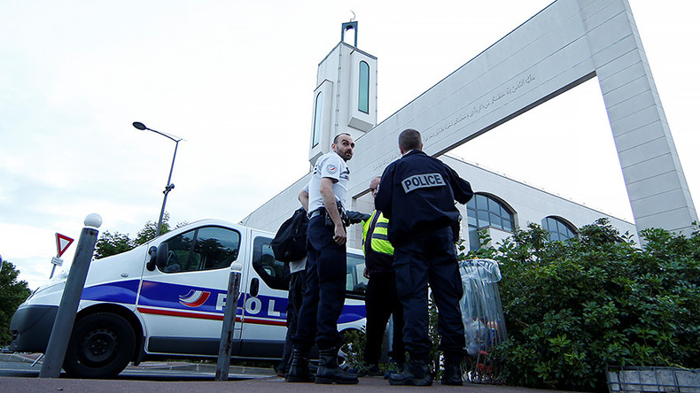 Man arrested after trying to ram car into crowd near French mosque – police