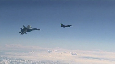 Russian Su-27 warns off NATO F-16 trying to approach defense minister’s plane over Baltic (VIDEO)