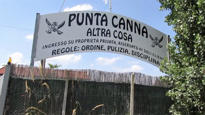 Fascist Mussolini-style posters ordered removed from Italian beach venue (VIDEO)