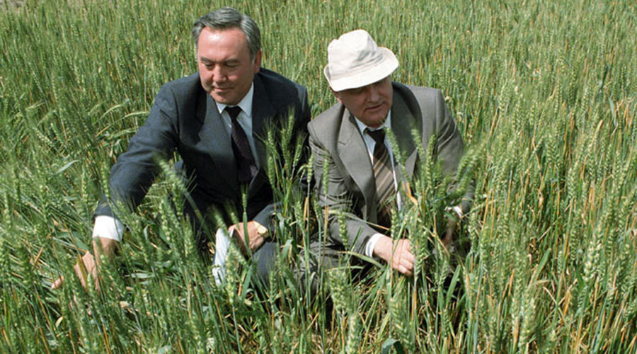 Soviet President Mikhail Gorbachev, center, and Kazakh President Nursultan Nazarbayev during Gorbachev’s working visit to Kazakhstan.© Boris Babanov © Sputnik