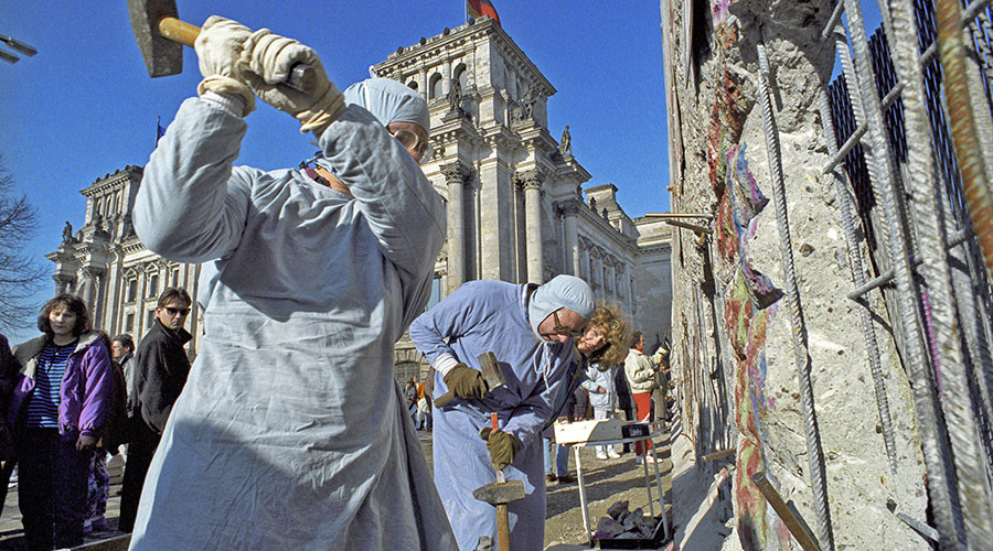German Democratic Republic residents breaking up the Berlin Wall for souvenirs. © Boris Babanov © Sputnik