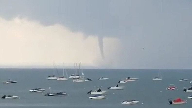 Waterspout touches down on New York lake (VIDEOS)