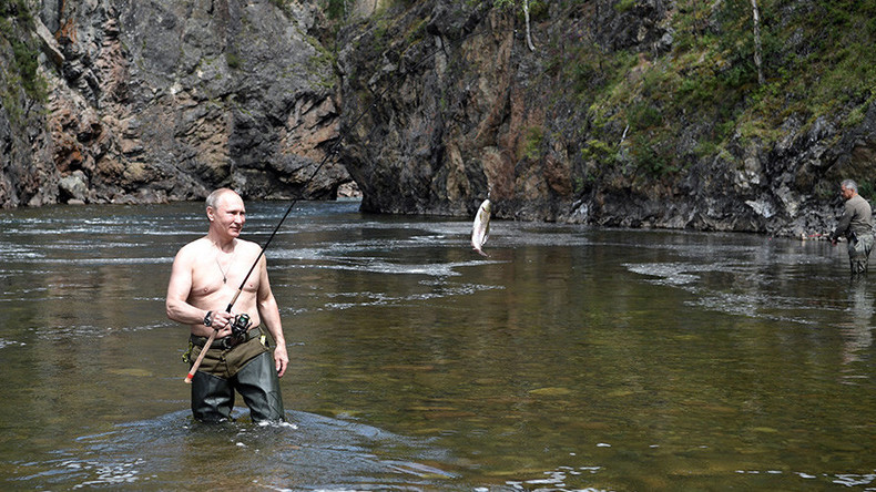 Siberian adventure: Putin takes short break to spearfish, hike & sunbathe (PHOTOS, VIDEOS)