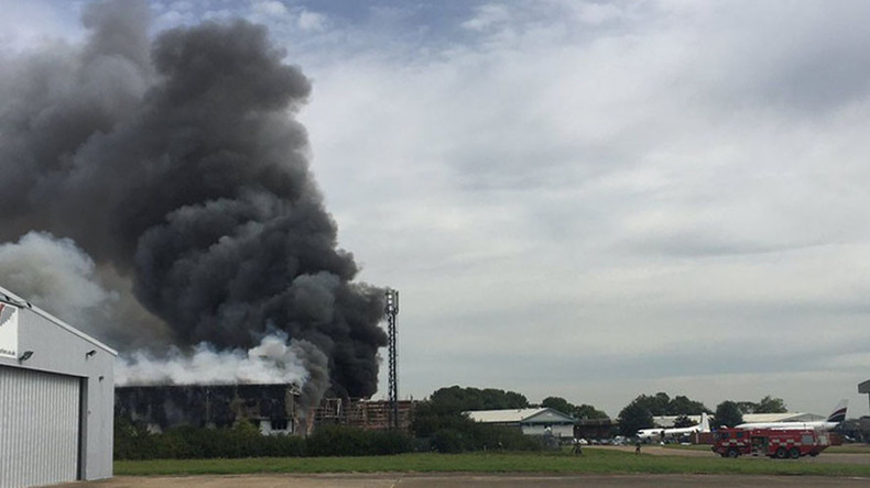 Explosion near Southend Airport, UK, black smoke rising from air hangar (VIDEO)