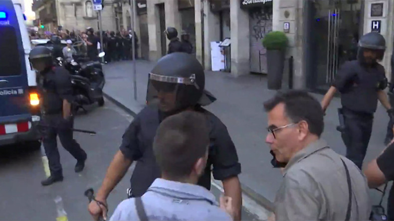 Scuffles in Barcelona between far-right & counter-protesters following terrorist attack (VIDEO)