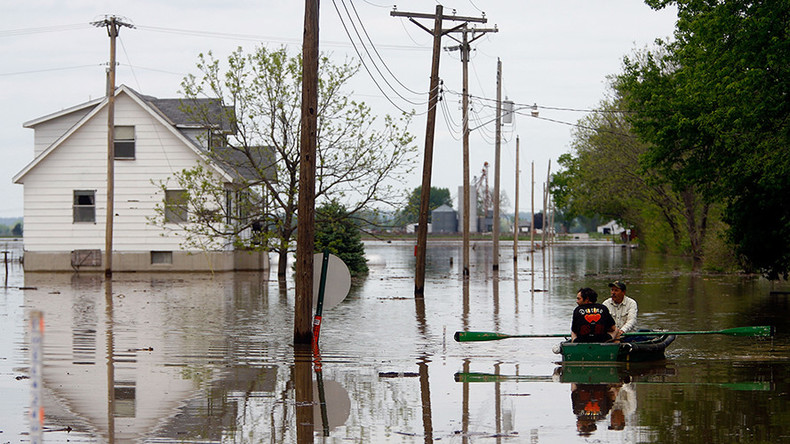 'Historic' flash floods in Kansas City leave people stranded