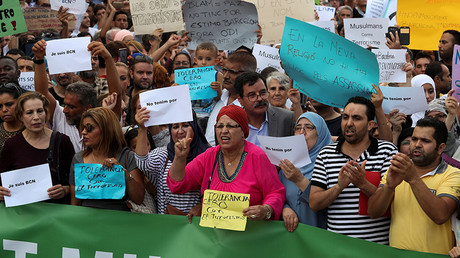 1,000s of Muslims march against terrorism in Barcelona after van attack (PHOTOS)