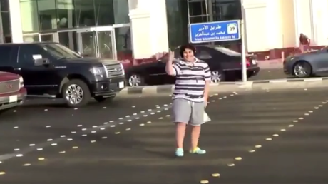 Traffic twerk: Dancing girls create a stir atop moving car on highway (VIDEOS)