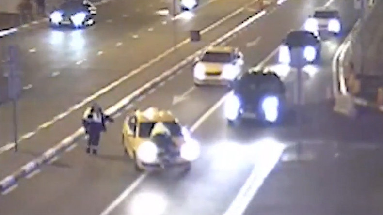 ‘Drunk’ Moscow taxi driver arrested after dragging parking attendant 30m on his hood (VIDEO)