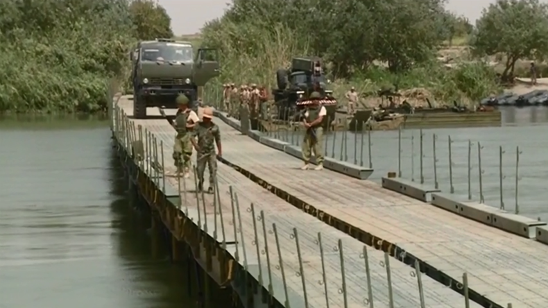 Russian military defies constant shelling to build bridge across Euphrates in Syria (VIDEO)