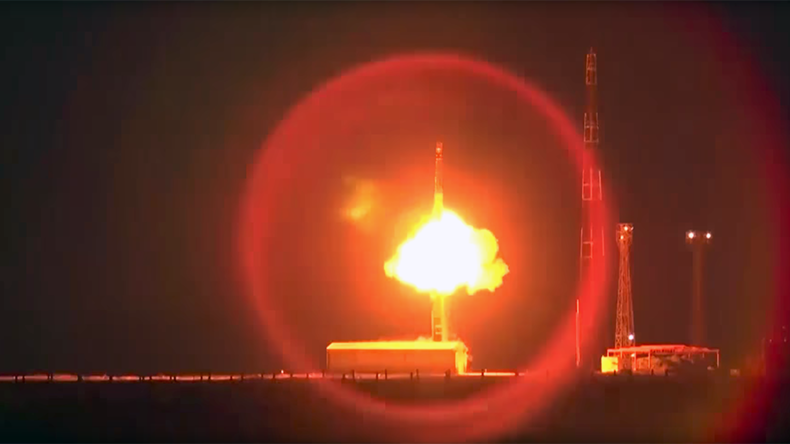 ABM-piercing warhead bolts through night Russian skies atop Topol ICBM (VIDEO)
