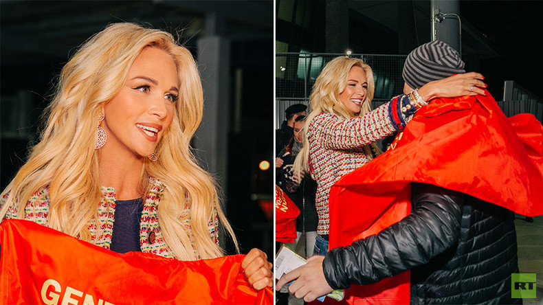 ‘Warm welcome’: Russia 2018 ambassador Lopyreva greets Man Utd fans in Moscow (PHOTOS, VIDEO)