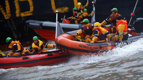 Greenpeace activists board ship carrying 1000s of Volkswagen diesel cars in Thames Estuary 