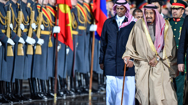 Saudi king’s Russia visit: Luxury carpets, golden escalator & 1,500 staff (VIDEO)