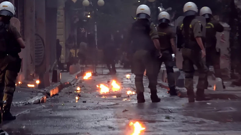 Anarchists throw petrol bombs and stones in clashes with police in Athens (VIDEO) 