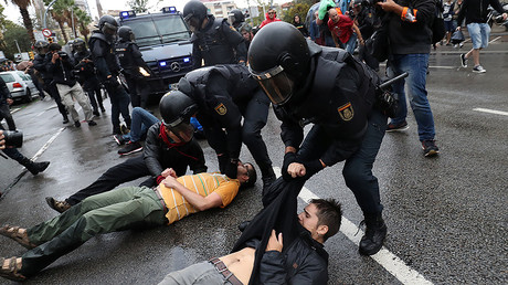 Catalonia: Police fire rubber bullets in clash with voters (VIDEOS, PHOTOS)