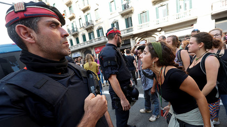 ‘Out with occupiers!’: Spanish police evicted from hotels in Catalonia (VIDEO)