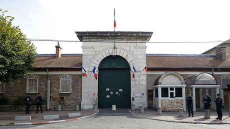 Radicalized inmate stabs 2 guards in French prison 