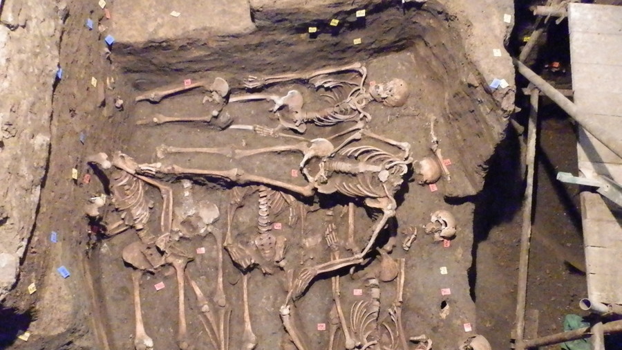 1,500 ancient skeletons unearthed in European mass graves (PHOTOS)