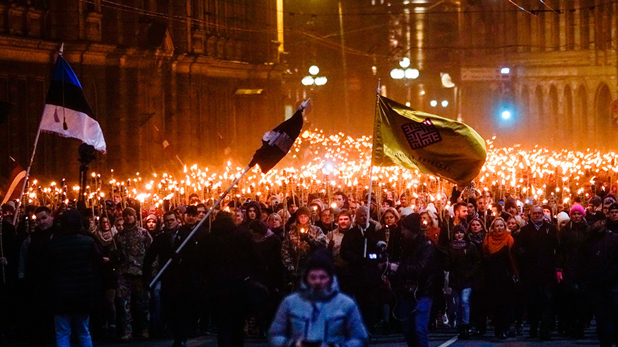 1,000s join controversial torchlight march in Latvia to mark Independence Day (PHOTOS, VIDEOS)