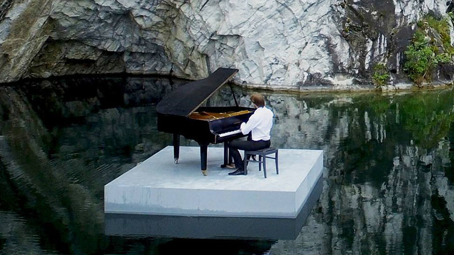 At one with nature: Russian musician performs piano piece in ‘marble canyon’ (VIDEO)
