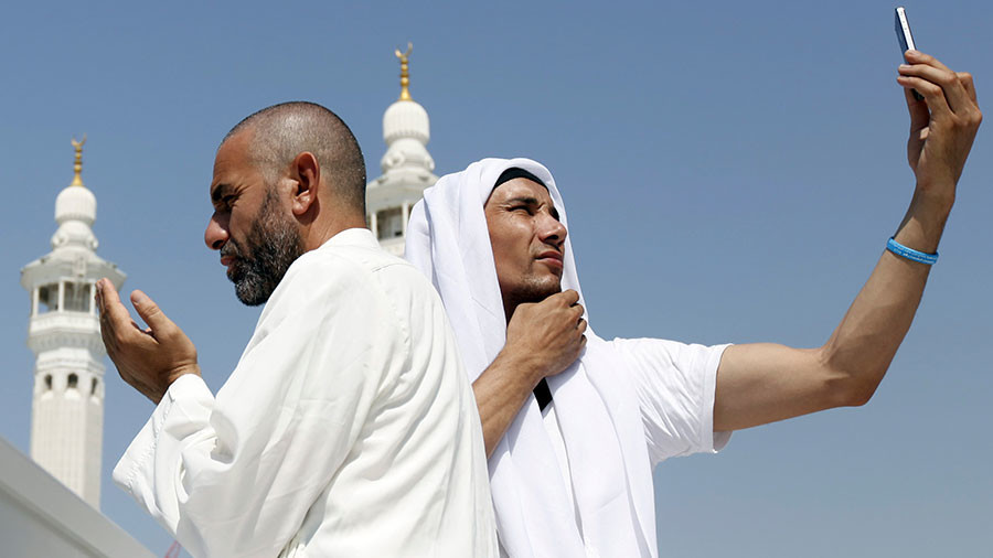 Saudi Arabia bans selfies, photos & videos at Islam’s two holiest mosques – reports