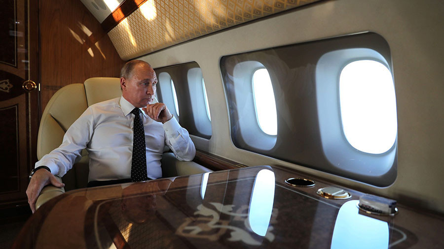 Putin watches escorting Su-30 jets from presidential plane (VIDEO)