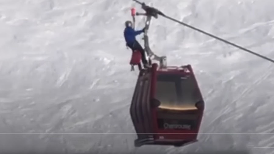 Helicopter crews rescue 150 skiers from stuck gondola lifts in French Alps (VIDEOS)