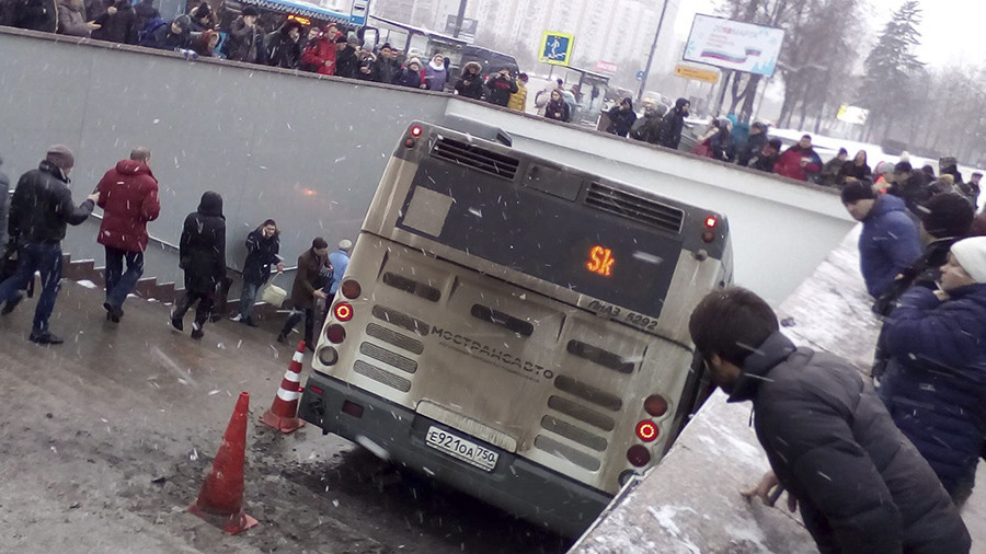 Moment bus rammed into Moscow pedestrians caught on camera (VIDEO)