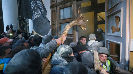 Police clash with Saakashvili supporters who call for Poroshenko impeachment, storm Kiev center 