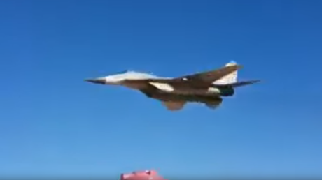 Syrian MiG-29 salutes soldiers in stunning low-altitude flyover (VIDEO)