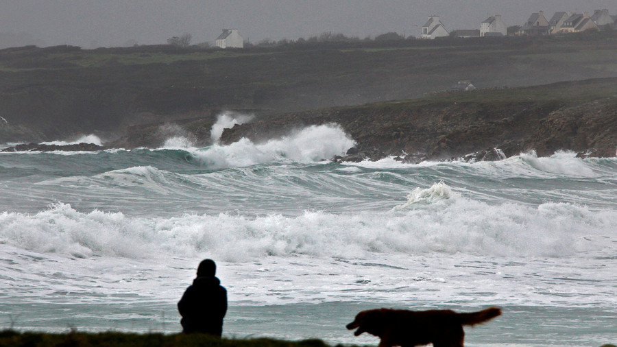 Fearless Mini driver plows through stormforce waves on Irish seafront (VIDEOS, PHOTOS)