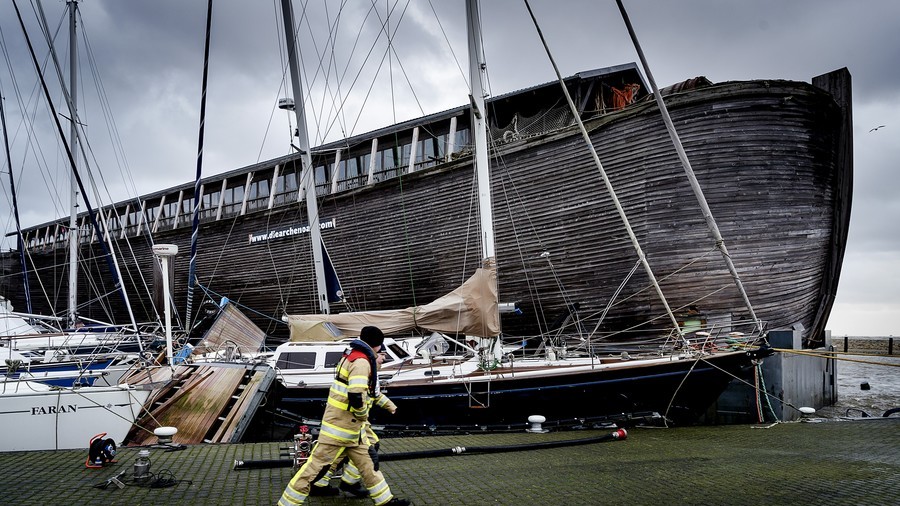 Noah’s Ark smashes boats two-by-two in storm-hit Dutch harbour (PHOTOS, VIDEO)