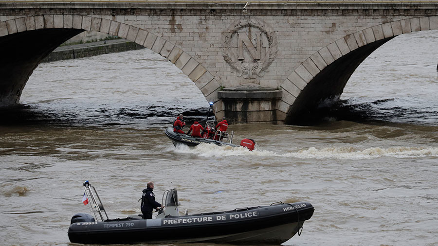 Search suspended amid fears for policewoman missing in Seine diving exercise