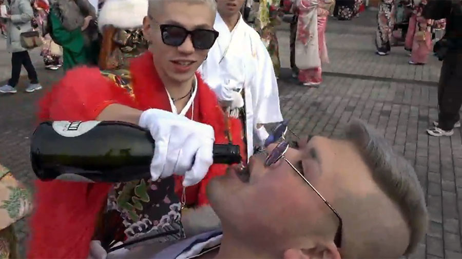 Kanpai! Booze & flashy fabrics flow as Japanese youth celebrate Coming of Age Day (VIDEO) 