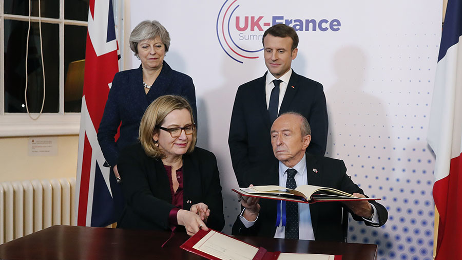 Macron and May sign treaty to deal with migrants in Calais (VIDEO)