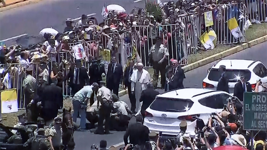 Popemobile grinds to a halt as Pontiff aids fallen police woman (VIDEO, PHOTO)
