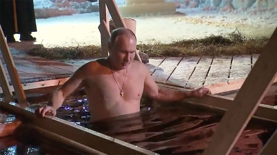 Putin braves icy water for traditional Epiphany dip (VIDEO)