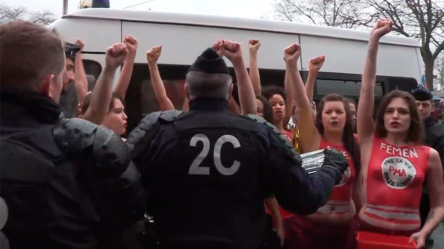 Topless FEMEN activists tackled by anti-abortionists during protest clash (EXPLICIT VIDEO)